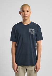 Navyblaue kurzärmelige T-Shirt aus leichtem Stoff, mit einem Brustgrafikdesign, das Outdoor-Motive und weißem Text zeigt.