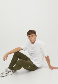 Jack & Jones JPSTWILL AIR PANTS - Pantalones deportivos - olive night
