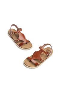 Bruine leren sandalen met twee verstelbare bandjes, een getextureerde voetbed en een jute-omhulde zool. Open neus ontwerp en minimalistische details.