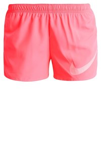 Pantalones cortos deportivos en pink neón con una cinturilla elástica y un logo de Nike en blanco en la parte inferior derecha. Hechos de tela ligera y suave.