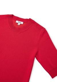 Suéter de punto rojo de manga corta con escote redondo, que presenta un cuello acanalado y una textura suave. Etiqueta visible en la zona del escote.