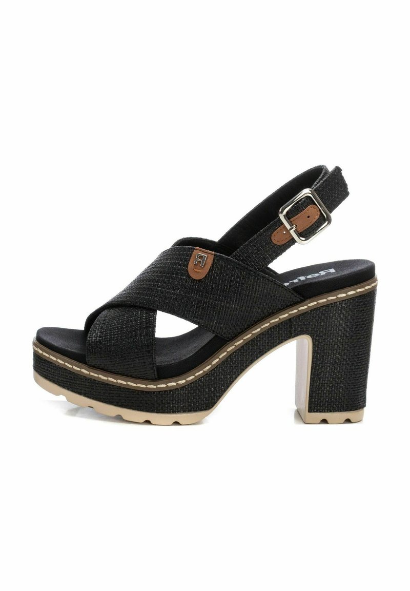 Sandalias de plataforma negras con textura trenzada, correa con hebilla ajustable y un alto tacón cuadrado con costura de suela beige.
