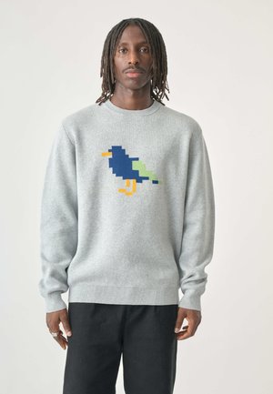 Grauer Pullover mit einem pixelierten Vogeldesign in Blau, Grün, Orange und Gelb. Gerippte Bündchen und Saum, klassischer Rundhalsausschnitt, lockere Passform.