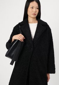 ONLY ONLCATALINA SHAGGY COAT - Vinterkåpe / -frakk - black