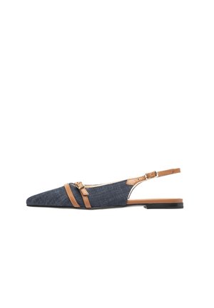 Zapato plano de tela vaquera con punta afilada, acentos de cuero marrón y dos correas decorativas. Suela de goma para agarre y comodidad.