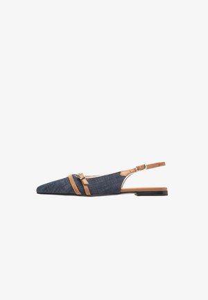 Denim-Flachschuh mit Slingback, spitzer Zehenform, braunen Lederakzenten und zwei dekorativen Riemen. Gummisohle für Grip und Komfort.