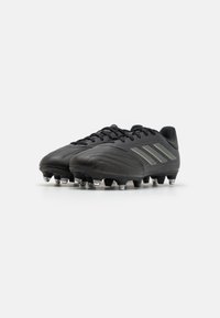 Botas de fútbol negras con parte superior sintética texturizada, que presentan tres franjas metálicas doradas y seis tacos moldeados para tracción.