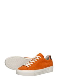 Orange Wildleder-Sneaker im Low-Top-Design mit weißen Schnürsenkeln und Gummisohlen. Metallischer Akzent an der Ferse, strukturierte Sohlengestaltung. Einfaches Design.