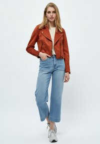 Desires DETABARAK - Veste en similicuir - burnt red