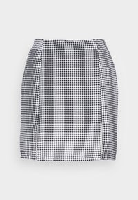 Saia em padrão gingham preto e branco com uma silhueta justa, apresentando fendas laterais e uma textura de tecido suave.