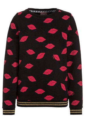Schwarzer Pullover mit langen Ärmeln, übersät mit roten Lippenabdrücken und goldgestreiften Bündchen und Saum.