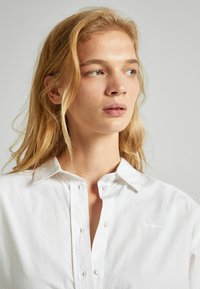 Pepe Jeans PAULA - Bluza s gumbima - white