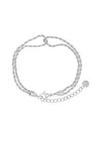 Bracciale in argento intrecciato con chiusura a moschettone, anello regolabile e un piccolo cartellino circolare con incisione. Finitura texture su tutta la superficie.