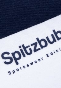 Marineblauwe en witte katoenen sportkleding met een horizontaal ontwerp. Bevat de tekst "Spitzbub" en "Sportswear Edition" in vet marineblauwe letters.