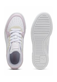 Sneakers bianchi con accenti rosa pallido e crema. Punta perforata, lacci bianchi piatti e suola bianca strutturata con strisce.