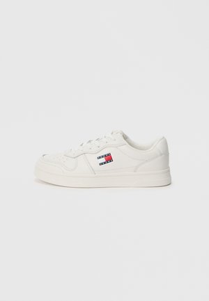 Weißer Sneaker mit einem glatten Oberleder, runder Zehenform und niedrigem Design, ausgestattet mit einem kleinen, mehrfarbigen Logo an der Seite.