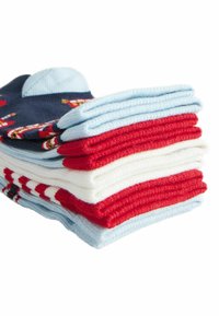 Ein gestapeltes Set Socken in Marineblau, Rot, Hellblau und Weiß. Strukturiertes Gewebe mit gestreiften und festlichen Mustern. Verschiedene Farben in Schichten.