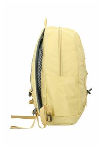 Gelber Rucksack mit glattem Außenmaterial, gepolstertem Mesh-Innenfutter, Seitentaschen und verstellbaren Trägern. Verfügt über Reißverschlusstaschen.