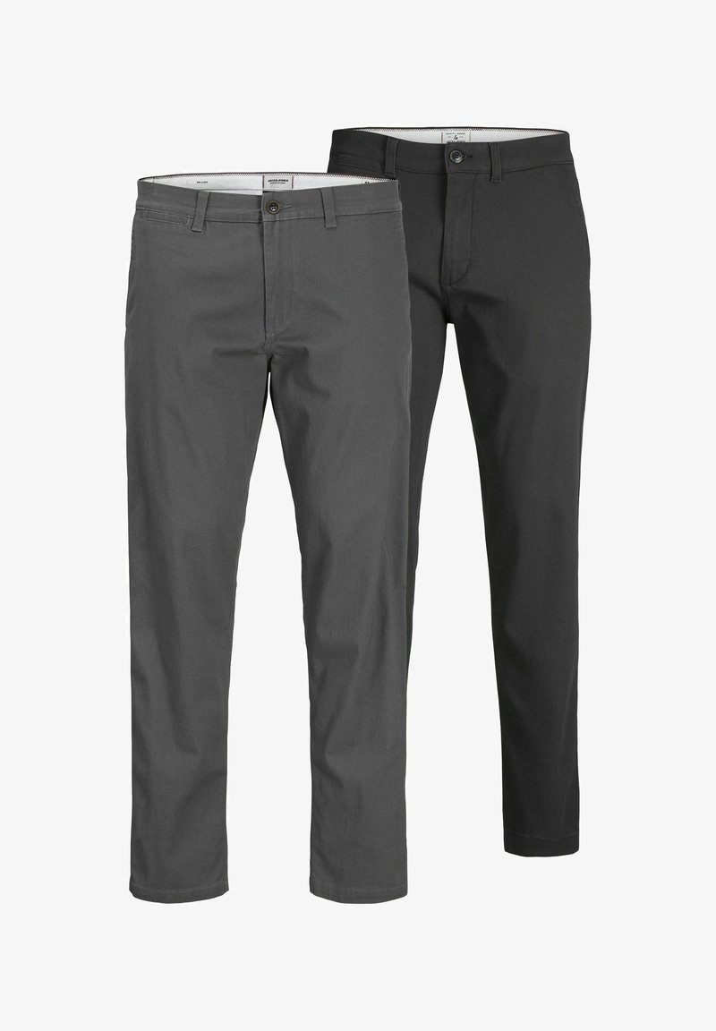 Dve páry slimitých nohavíc v tmavošedej a čiernej farbe vyrobené z bavlny, so zapínaním na prednom tlačítku a pútkami na opasok, s rovnými nohavicami.