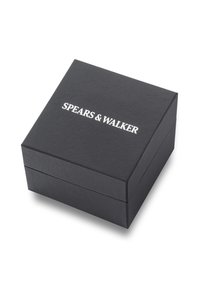 Caja de regalo negra texturizada con tapa articulada. Presenta el texto impreso en blanco "SPEARS & WALKER" en la parte superior. Diseño suave y minimalista.