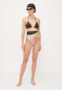 Schwarzes Dreiecks-Bikinitop kombiniert mit einer hochgeschnittenen, mehrfarbigen Bikinihose in Grün, Pink und Schwarz. Glatter Stoff mit einem eleganten Design.