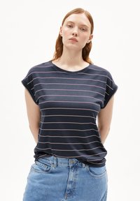 Marineblauw gestreept t-shirt met korte mouwen en een ronde hals. Heeft lichtroze horizontale strepen en een losse pasvorm.