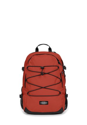 Roter Nylon-Rucksack mit schwarzen Akzenten, verstellbaren Bungee-Kordeln an der Vorderseite, seitlichen Netztaschen und einem oberen Traggriff.