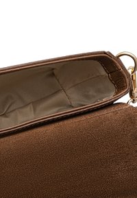 Braune Wildleder-Clutch mit einem glatten, glänzenden Innenraum. Die Tasche verfügt über einen Reißverschluss, goldene Beschläge und ein einfaches rechteckiges Design.