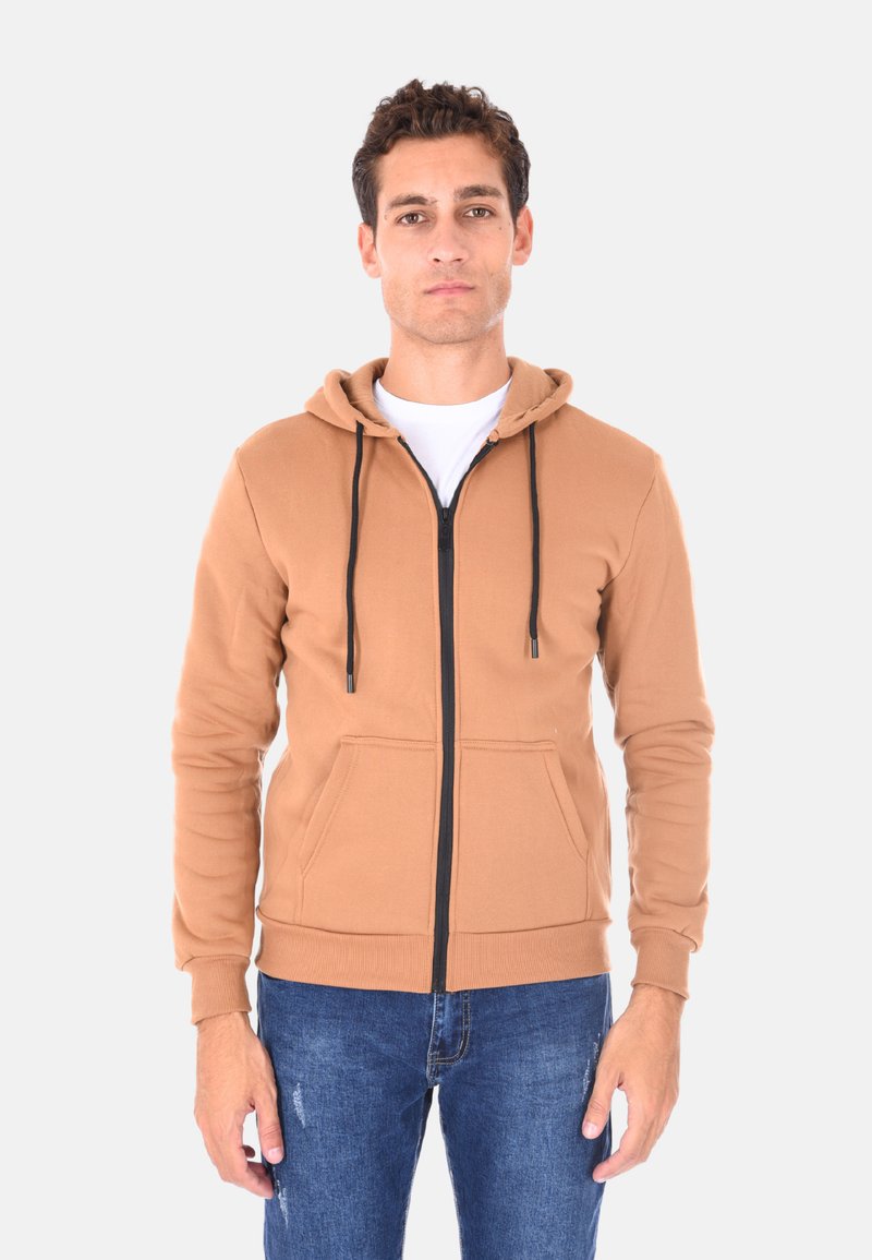 Felpa con zip marrone, dotata di zip nera, coulisse e tasche a marsupio. Realizzata in tessuto morbido, con maniche lunghe e vestibilità casual.