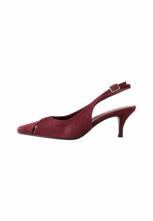 Slingback-kenkä tummanpunaisesta nahkavuoresta, jossa on terävä kärki ja pieni korko. Ominaisuuksiin kuuluu leikkauksen muotoilu ja säädettävä hihna kultaisella soljella.