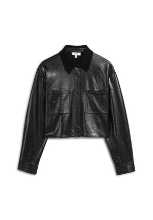 Zwarte leren cropped jas met een gestructureerde afwerking, voorzien van een zwarte gebreide kraag en twee voorzakken, dichtgemaakt met knopen.