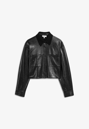 Giacca di pelle nera cropped con finitura testurizzata, dotata di colletto in maglia nera e due tasche frontali, chiuse con bottoni.