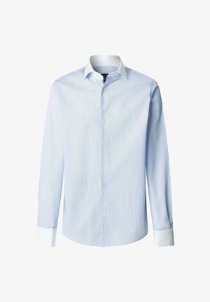 Lichtblauw herenoverhemd met witte kraag en manchetten, met knoopsluiting aan de voorkant en lange mouwen op een witte achtergrond.