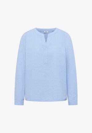 Jasnoniebieska bluzka z długim rękawem wykonana z teksturowanej tkaniny, z okrągłym dekoltem ozdobionym małym, V-kształtnym wycięciem z przodu.