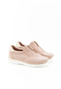 Un paio di sneakers rosa chiaro slip-on con cerniere anteriori e suole in gomma bianca su uno sfondo bianco.