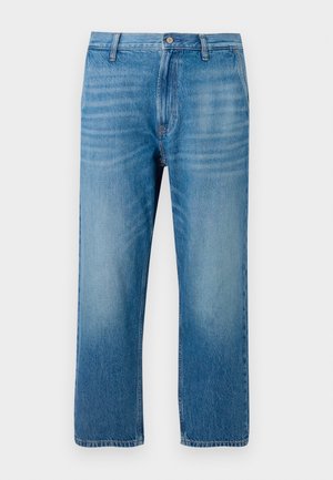 Jeans de denim azul claro con corte recto, diseño de cinco bolsillos, cierre de botón y un ligero desvanecimiento en el frente. Sin patrones visibles.