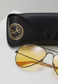 Ray-Ban AVIATOR LARGE UNISEX - Óculos de sol - black/photo yellow