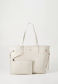 Sac fourre-tout beige avec motif floral embossé, double poignée et fermeture à cordon, comprend une pochette plate assortie avec détail du logo.