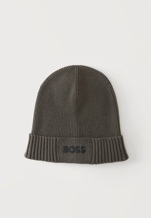 Donkergrijze geribde gebreide muts met omgeslagen rand en "BOSS" logo aan de voorkant in het midden van de rand.