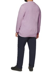 s.Oliver MIT CREWNECK - Strickpullover - rosa