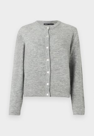 Cardigan gris claro hecho de tela de punto suave, con un escote redondo, mangas largas y seis botones blancos en la parte delantera.