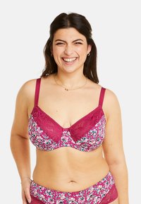 Soutien-gorge prune avec un motif floral, des détails en dentelle et des bretelles ajustables. Tissu doux et armatures pour un soutien optimal. Culotte assortie visible.