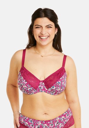 Soutien-gorge prune avec un motif floral, des détails en dentelle et des bretelles ajustables. Tissu doux et armatures pour un soutien optimal. Culotte assortie visible.