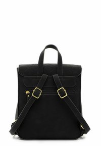 Mochila de cuero negra con correas ajustables y hebillas doradas, asa superior y un bolsillo trasero con cremallera.