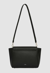 Borsa in pelle nera con una forma strutturata, caratterizzata da una patta a soffietto, tracolla regolabile e dettagli in metallo color oro.