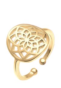 Guld ring med et åbent hjerte design, der har et geometrisk mønster. Justerbar ring med glatte ender. Materiale markeret "925."