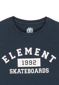 Camiseta de cuello redondo azul marino con el texto blanco "ELEMENT 1992 SKATEBOARDS" y un pequeño logotipo de un árbol dentro del collar.