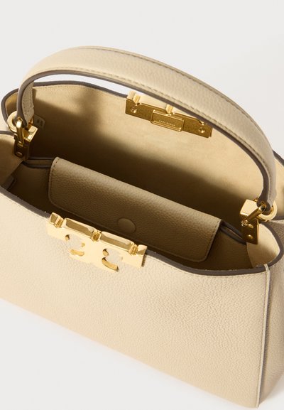Lederhandtasche in hellem Beige mit texturierter Oberfläche, ausgestattet mit einem goldfarbigen Verschluss, einer Innentasche und einem strukturierten Design.