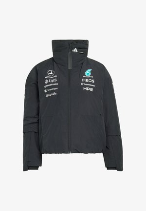 Veste noire de l'équipe Mercedes-AMG Petronas de Formule 1 avec logos des sponsors, col montant, fermeture éclair avant et manches longues.