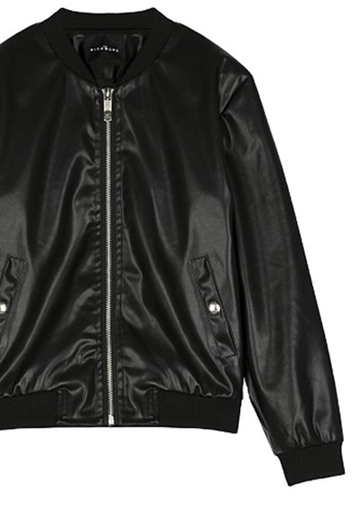 Giacca bomber nera in un materiale liscio e lucido, con zip frontale, polsini a coste e due tasche frontali con dettagli in metallo argentato.